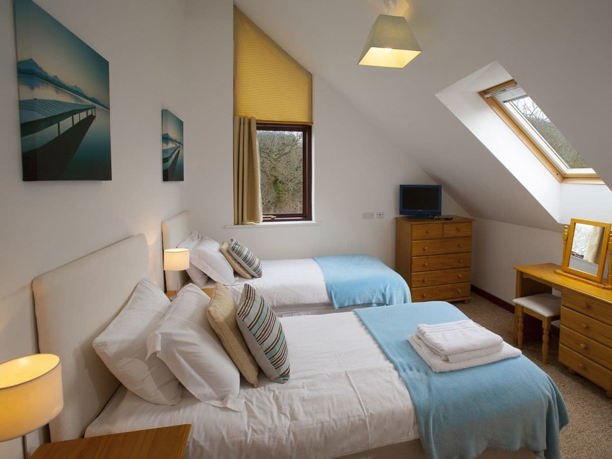 Twin bedroom | Kingfisher - Calbourne Water Mill Eco-houses, Calbourne