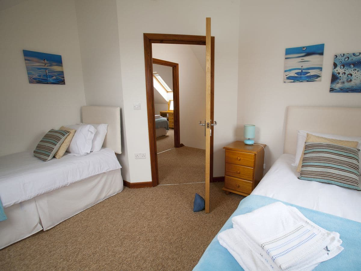 Twin bedroom | Kingfisher - Calbourne Water Mill Eco-houses, Calbourne